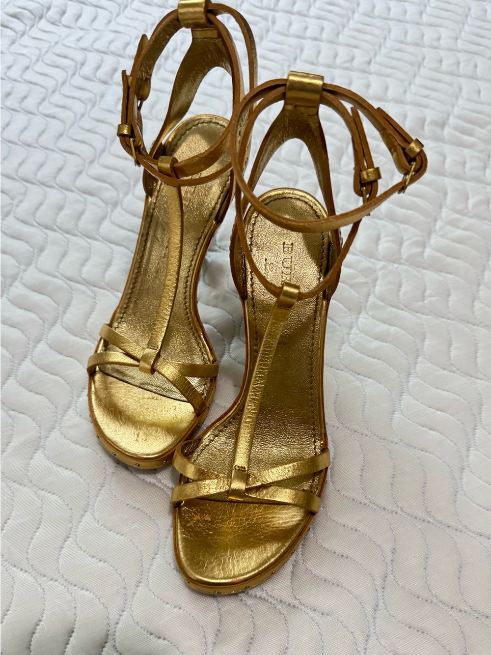 Burberry Hans 110 Runway Gold Leather T-Strap Sandals Heels EU 35